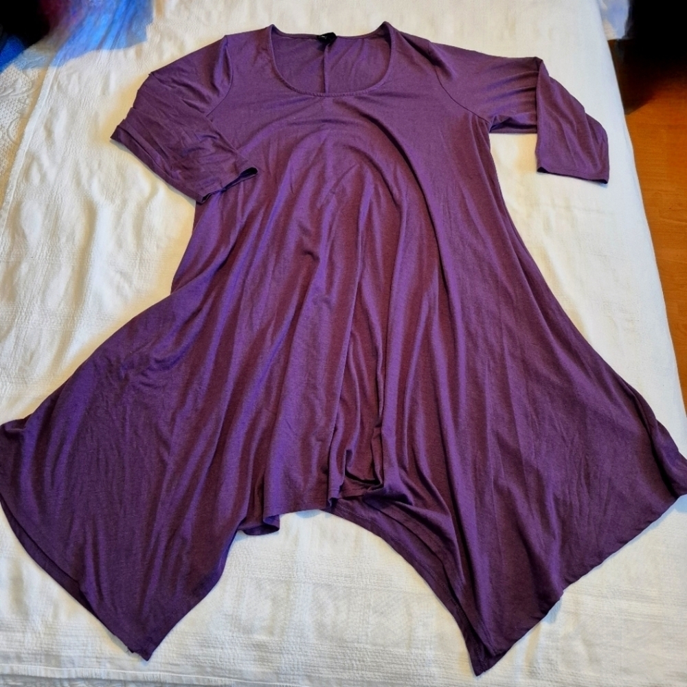 Torrid women's size 3 or 3X purple kerchief bottom dress, 3/4 sleeve EUC
